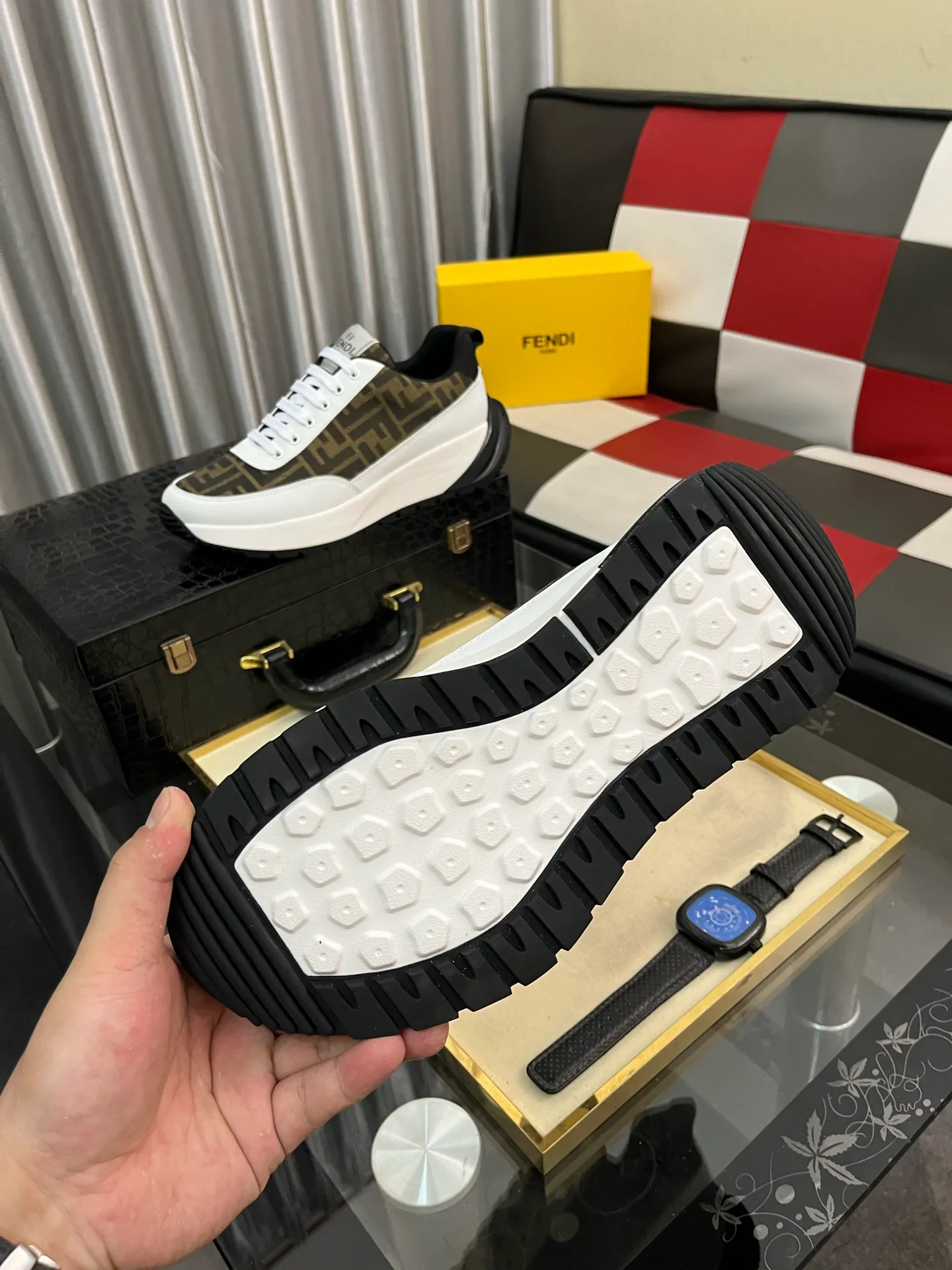 Men's shoes 💰438⌚️⌚️【FENDI】Original quality.~ Unique modern style sneakers. 🏃A must-have casual shoe for trendy men😍😍 Original brand imported from Italy, imported original leather, sheep lining (refuses to discolor and grind feet) Sole: Original sole specially provided by the original factory, French lazy style design ⚠️Fit the foot. Original quality code number: 38-442️⃣Colors available